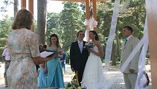 Jaunavedžiai Lina ir Antanas, tuokęsi &scaron;e&scaron;tadienį, nesigailėjo i&scaron;kilmingai ceremonijai pasirinkę netradicinę vietą &ndash; Palangos botanikos parko rotondą.