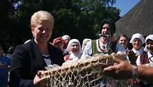 Daliai Grybauskaitei žvejai įteikė rūkytą kar&scaron;į. 