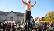 Klaipėdos senamiestyje Muzikinis teatras surengė netikėtą akciją, rugsėjo 11-osios tragedijai paminėti.