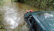 I&scaron; upelio Klaipėdos rajone traukiamas automobilis.