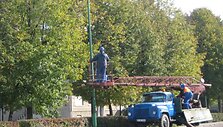 &Scaron;viestuvai uostamiesčio gatvėse jau ruo&scaron;iami tamsiajam sezonui &ndash; baigiama perdažyti ir sutvarkyti visus stulpus.