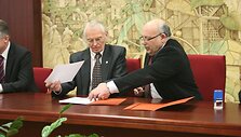 Klaipėdos universiteto rektorius V.Žulkus pasira&scaron;ė konsorciumo sutartį su &Scaron;iaulių universiteto rektoriumi V.Lauru&scaron;ka. 