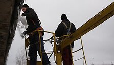 Daugiabučių administratoriams kasdien tenka vykti daužyti kabančius varveklius.