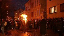 Trečiadienį prie Klaipėdos savivaldybės pastato liepsnojo simbolinis laisvės laužas.