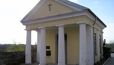 Gargždų bažnyčios &scaron;ventoriaus &scaron;iaurės rytų kampe stovi apie 1840&ndash;1841 m. pastatyta koplyčia. 
