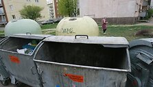 Naujagimių kūneliai 2009-ųjų gegužę buvo i&scaron;mesti į konteinerį Sausio 15-osios gatvėje. Įtariamoji tuo metu buvo apsistojus gretimame name.
