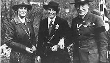 Robertas Baden-Powell'is jo žmona Olave ir jos ilgametė draugė Daisy.