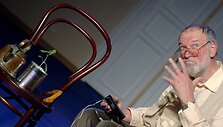 Aktorius Regimantas Adomaitis spektaklyje &bdquo;Paskutiniai mėnesiai&ldquo; atskleidžia seno ir vieni&scaron;o žmogaus dramą. 