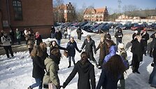Klaipėdos universiteto kiemelyje - studenti&scaron;ki &scaron;okiai.