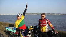 M.Paluikis (de&scaron;inėje)  ir jo bičiulis R.Balandis &scaron;ią vasarą ruo&scaron;iasi pagerinti savo pačių pasiektą rekordą. 