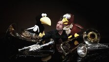 L.Zubė koncertui sukūrė pasakojimą apie du pauk&scaron;telius, apsigyvenusius Koncertų salės užkulisiuose. 