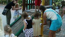 Skulptūrų parke savanoriai perdažė suolelius ir vaikų žaidimų aik&scaron;telės įrenginius.