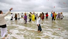 Akcijos dalyviai drąsiai lipo į banguotą jūrą, sveikino vandenį žiedlapiais.