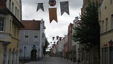 Tiltų gatvė jau papuo&scaron;ta krep&scaron;iniui specialiomis vėliavėlėmis, kviečiančiomis i&scaron;tarti &bdquo;Labas&ldquo; bulgari&scaron;kai, belgi&scaron;kai, rusi&scaron;kai, slovėni&scaron;kai, gruzini&scaron;kai ir ukrainieti&scaron;kai. 