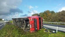 Latvio vairuojamas vilkikas vertėsi į skiriamąją juostą.