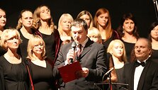 Žiūrovus pasveikinęs teatro vadovas Ramūnas Kaubrys apgailestavo, kad finansų trūkumas nutolino svajonę turėti naują pastatą teatrui. 