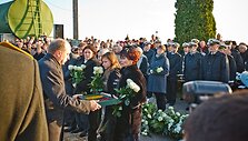 Ministras Pirmininkas Andrius Kubilius valstybės vėliavą perdavė B.Lubio na&scaron;lei Lidijai Lubienei. 
