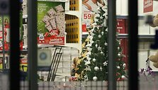 Kai kurios parduotuvės nesulaikė ne lapkričio &ndash; kalėdinėmis eglutėmis imta prekiauti dar spalį. 