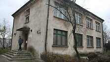 Asociacijai &bdquo;Pozityvus gyvenimas&ldquo; suteiktos patalpos &scaron;io pastato antrame auk&scaron;te kelia ne džiaugsmą, o galvos sopulį. 