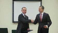 &bdquo;Klaipėdos nafta&ldquo; generalinis direktorius Rokas Masiulis ir &bdquo;Lietuvos energijos&ldquo; vadovas Dalius Misiūnas pasira&scaron;ė reik&scaron;mingą sutartį.