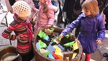 Vaikai mielai plukdė popieriaus laivelius