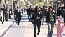 J.Basanavičiaus gatvė jau priminė &scaron;iltąsias vasaros dienas. 