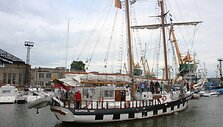 Antradienio vakarą broliai pranci&scaron;konai su gausia palyda grįžo i&scaron; misijos Baltijos jūroje. 