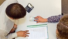Pinigų turintys studentai sugeba net mokslus baigti savaranki&scaron;kai nepara&scaron;ę nė vieno darbo.