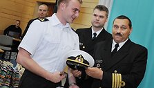 Lietuvos auk&scaron;tosios jūreivystės mokyklos absolventams suteikti Karinių jūrų pajėgų atsargos leitenantų kariniai laipsniai.