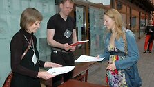 Konkurso nugalėtoja Jolanta Barkauskaitė atsiima apdovanojimą.