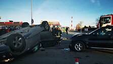 Klaipėdoje trečiadienio popietę susidūrė du BMW automobiliai, vienas apsivertė ant stogo.