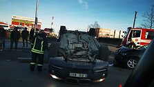 Klaipėdoje trečiadienio popietę susidūrė du BMW automobiliai, vienas apsivertė ant stogo.