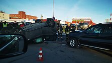 Klaipėdoje trečiadienio popietę susidūrė du BMW automobiliai, vienas apsivertė ant stogo.