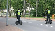Palangoje pareigūnai partruliuoja ir riedžiais.