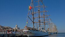 Sekmadienį Lisabonoje, regatos &bdquo;The Tall Ships Races&ldquo; uoste, visas laivynas atsisveikina burių paradu.