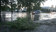 Pilies gatvė iki vakaro skendo