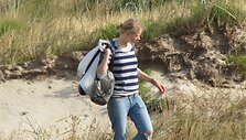 Smiltynės paplūdimyje tyrimo dalyviai nagrinėjo, kokias atliekas poilsiautojai pliažuose palieka dažniausiai.