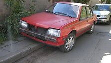 Klaipėdoje vaikai pavogė seną automobilį, kurį teko stumti į supirktuvę.