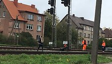 Klaipėdos miesto centre policijos pareigūnai tikrino, kaip žmonės eina per geležinkelio bėgius.