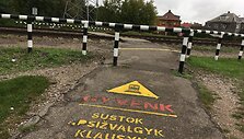 Saugi perėja per geležinkelio bėgius