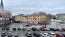 Klaipėdos rajono savivaldybės kieme penktadienio rytą susižalojo du darbininkai, bandę nukabinti trispalvę.