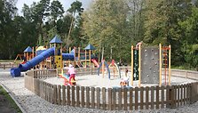 Vaikų žaidimų aik&scaron;telė parke įruo&scaron;ta dar anksčiau