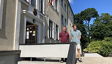 Kretingos Pranci&scaron;konų gimnazijos direktorius Alvydas Virbalis ir talentingasis abiturientas Edgaras Zaboras.