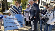 Klaipėdos meras Vytautas Grubliauskas i&scaron;ėjo pasikalbėti su piketuotojais.