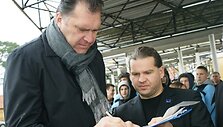 Arvydas Sabonis pasira&scaron;o lai&scaron;ką ateities kartoms. Kapsulė su lai&scaron;ku ateities kartoms simbolizavo statybų pradžią.