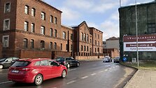 Klaipėdoje, Naujojo uosto gatvėje, istorinis pastatas atkreipia praeivių dėmesį: buvęs daugiabutis tarsi atsiduria gatvėje.