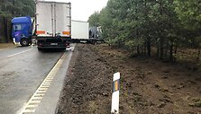 Klaipėdoje ant automobilių, gatvių virto medžiai.