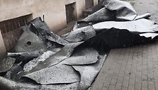Mokyklos gatvėje nuo daugiabučio nuplė&scaron;ta dalis stogo.