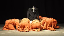 Pavasarį savaranki&scaron;ko Klaipėdos jaunimo teatro statusą įgijusi režisieriaus, aktoriaus ir teatro pedagogo Valentino Masalskio suburta trupė pakvies į misteriją &bdquo;Už linijos&ldquo;. 
