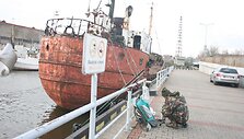 Mažųjų laivų uoste žvejai sekmadienį nepaisė draudimo ženklo. &Scaron;iame uostelyje sekmadienį nutiko nelaimė.